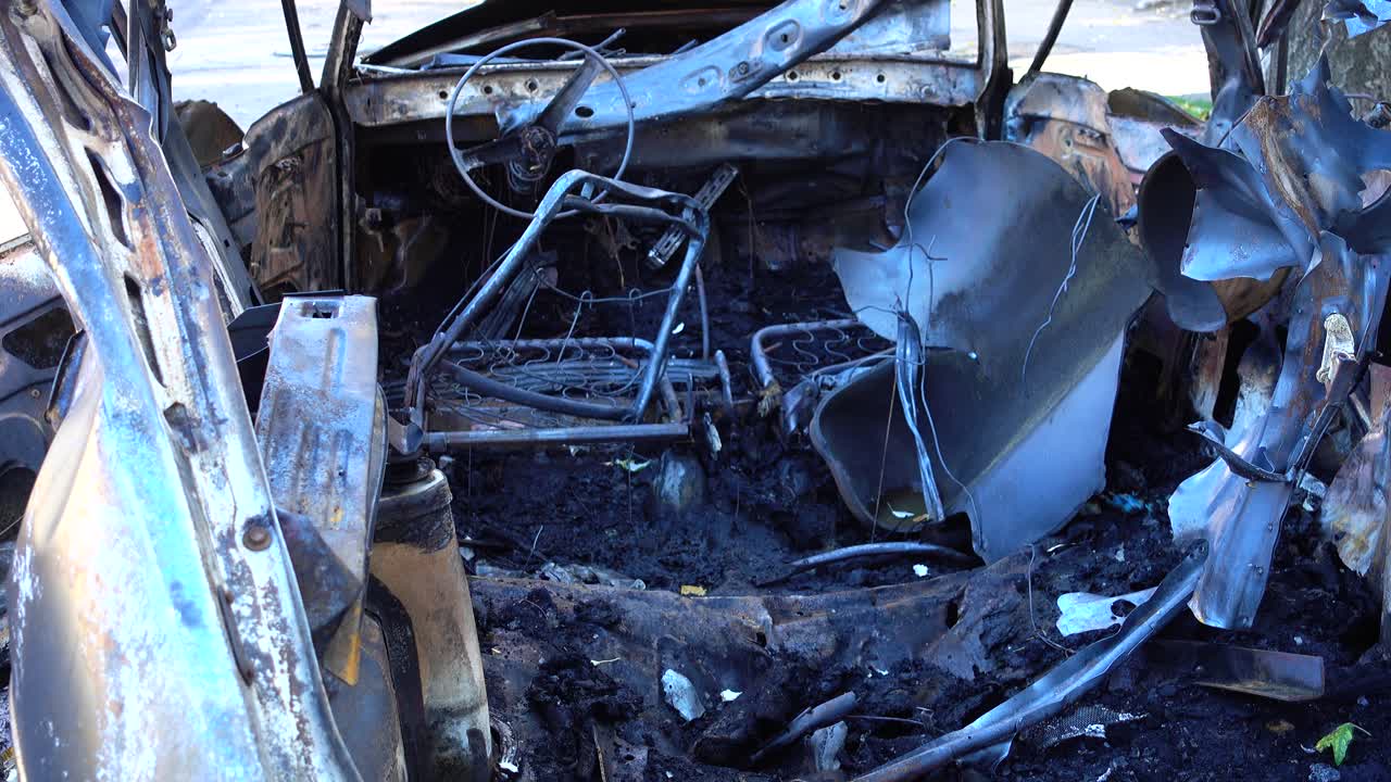 Das gesprengte Auto infolge eines Terroranschlags. Auto nach einem Terroranschlag.