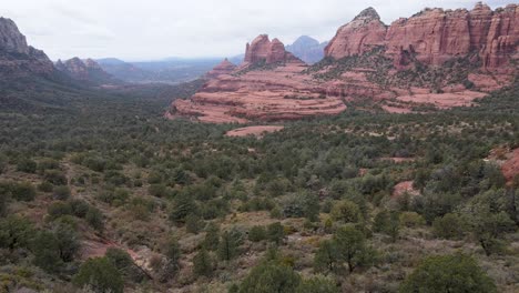 Imponentes-Rocas-Rojas,-Montañas-Y-Cerros-De-Sedona,-Arizona