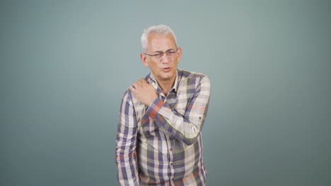 hombre con dolor de hombro.