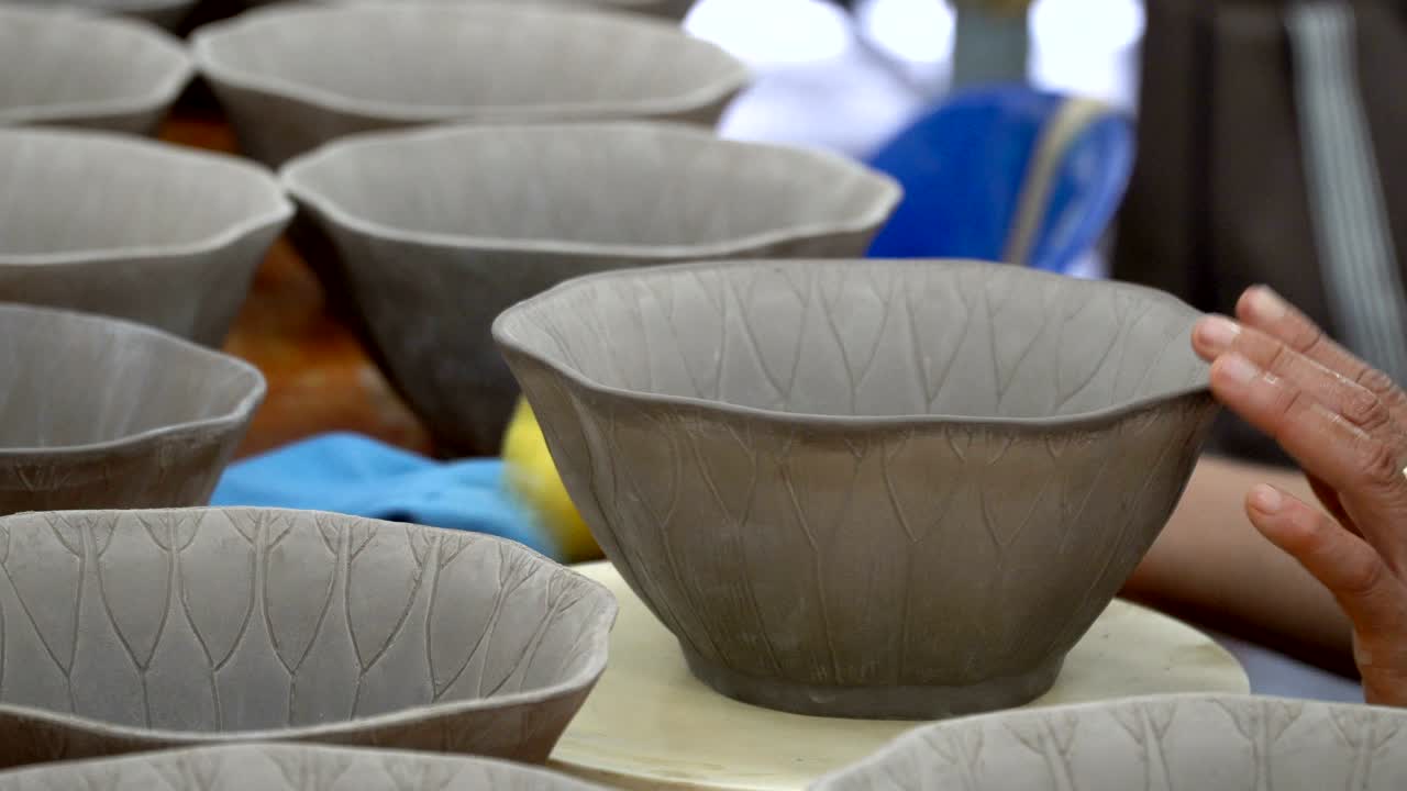 전통적인 도자기 제작, 도자기의 손이 점토에 의해 스핀링에 그을 형성하는 근접