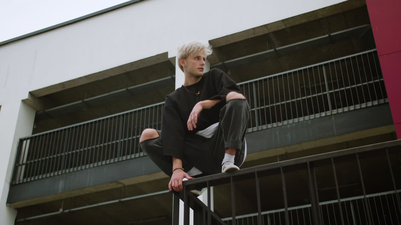 건물 밖의 사람들