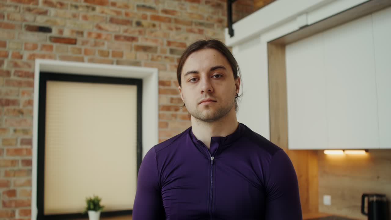 hombre de camisa púrpura en la cocina