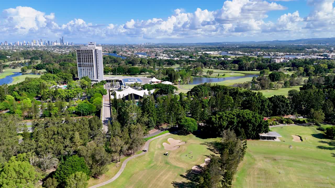 경치 좋은 골프 코스를 보여주는 항공 영상