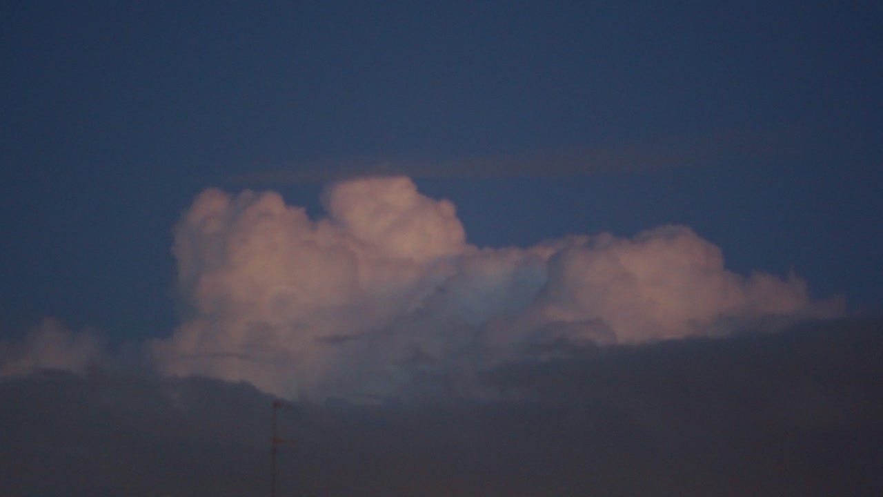 아름다운 다채로운 하늘의 시간 경과, 일몰 구름, 날아다니는 비행기, 빠른 동작, 4k 비디오