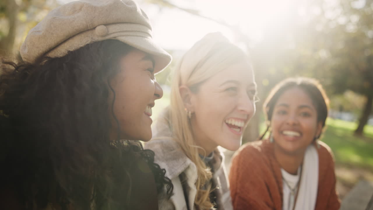 친구 들 이 공원 에서 빛 이 내리는 날 을 즐기고 있다