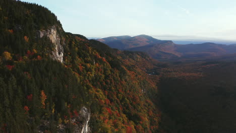 Luftflug-Während-Der-Herbstlaubsaison-In-Evans-Notch-In-Den-White-Mountains-Von-Maine