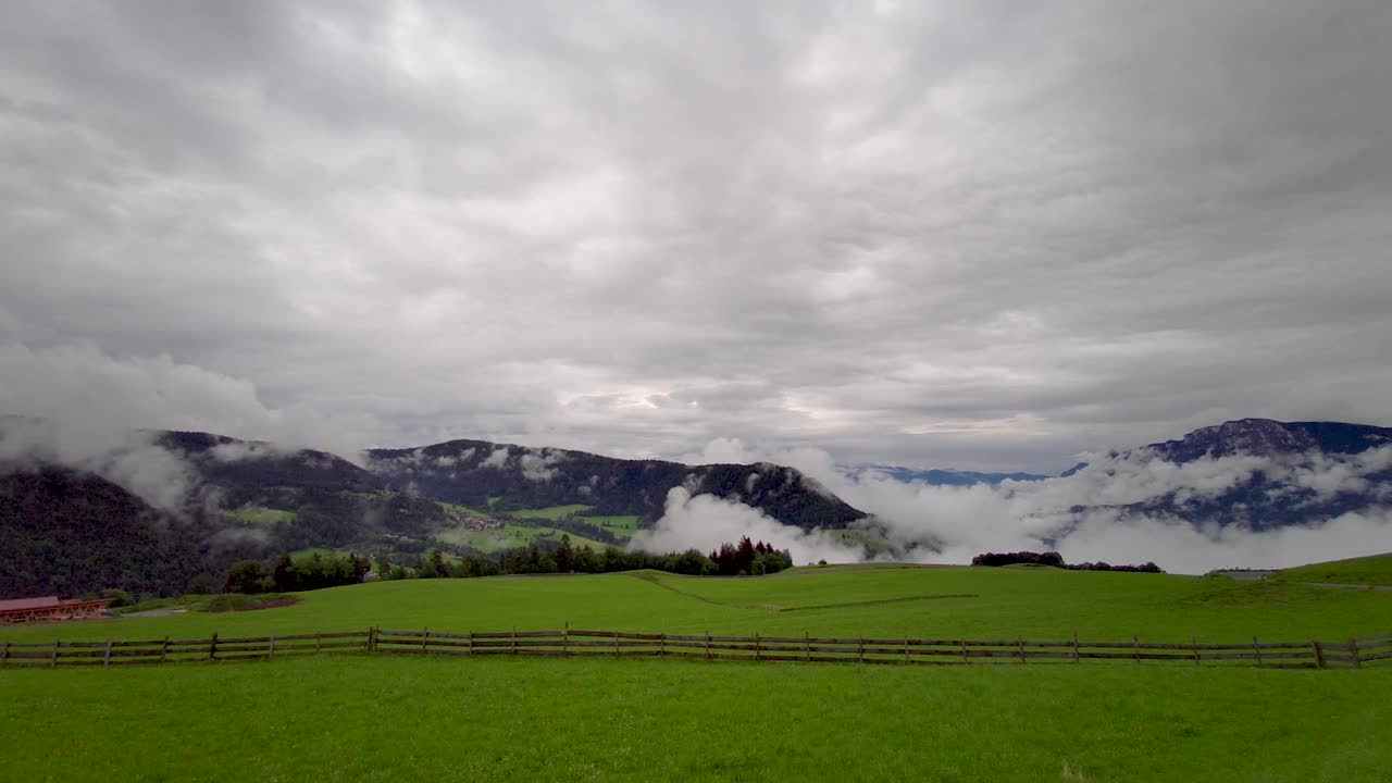하늘이 매우 흐린 들판