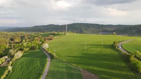 Wunderschöne-4K-Drohnenaufnahmen-Einer-Wiese-In-Tschechien