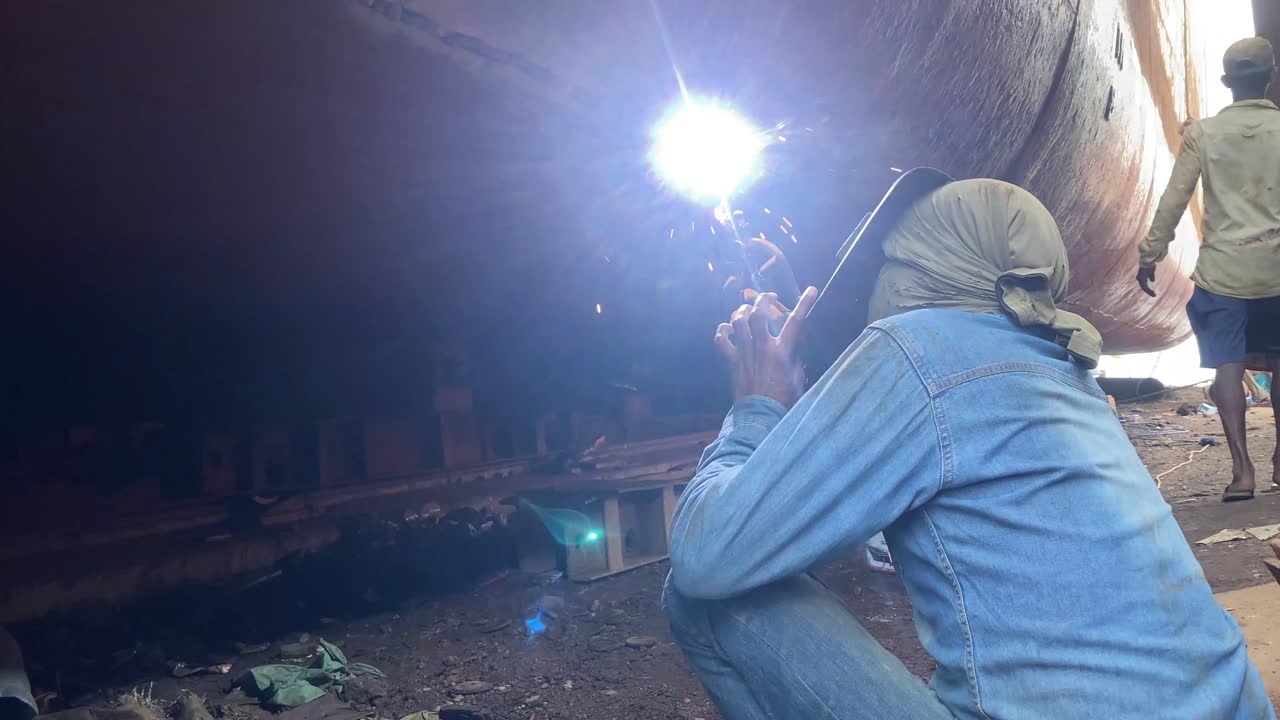 Walder worker fixing ship haul aground without safety equipment, Bangladesh