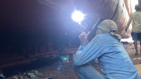 walder worker fixing ship haul aground without safety equipment, bangladesh