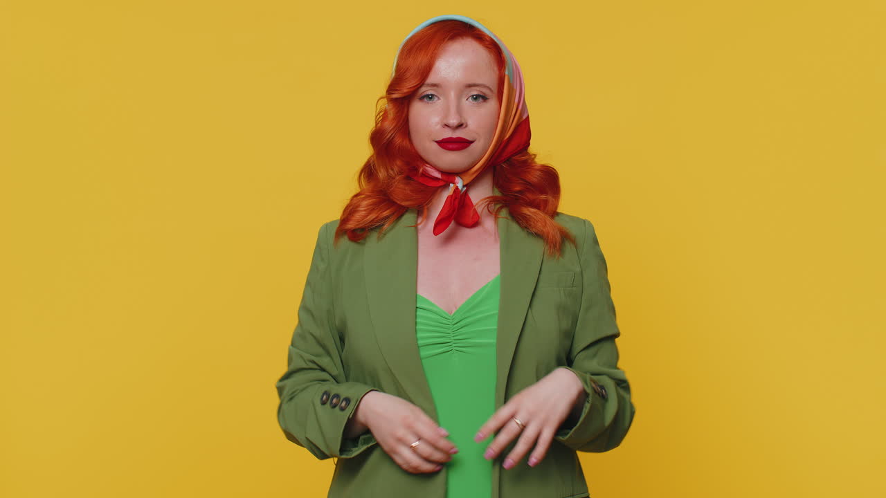 흥분 된 여자 머리 폭발을 보여주는 흥분, 걱정 충격 놀란 소녀, 와우 아이디어 유레카