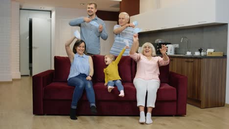 la familia feliz celebra juntos