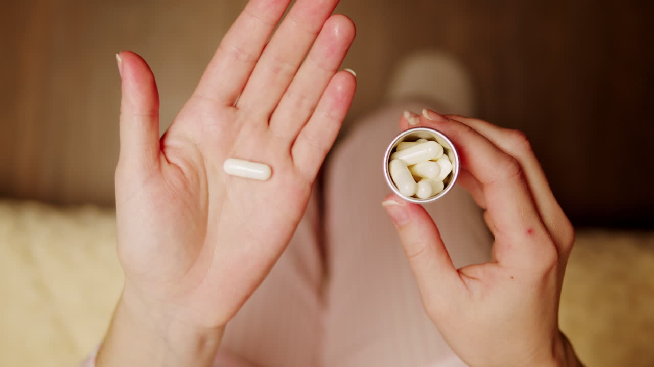 을 복용하는 여성