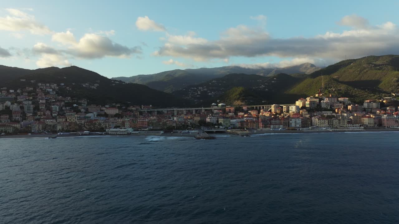 Città di Varazze e ponte nella regione Liguria, Italia