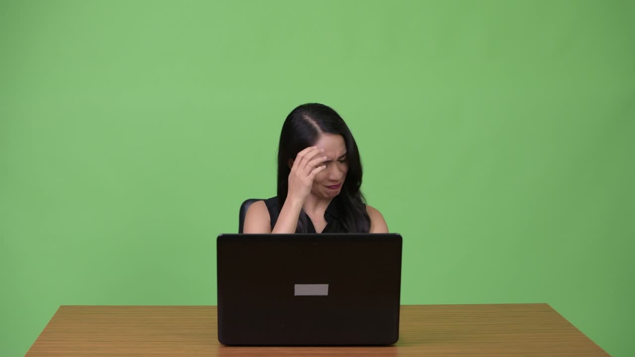 joven y hermosa mujer de negocios asiática usando una computadora portátil