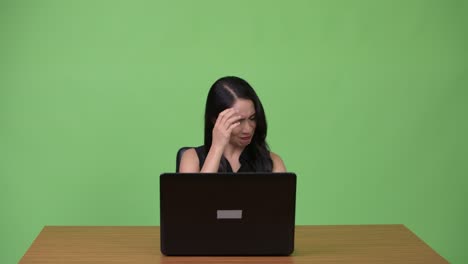 joven y hermosa mujer de negocios asiática usando una computadora portátil