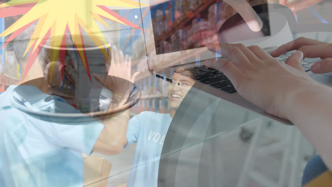 백인 사업가 여성이 창고에서 다양한 사람들을 통해 노트북을 사용하는 애니메이션입니다.