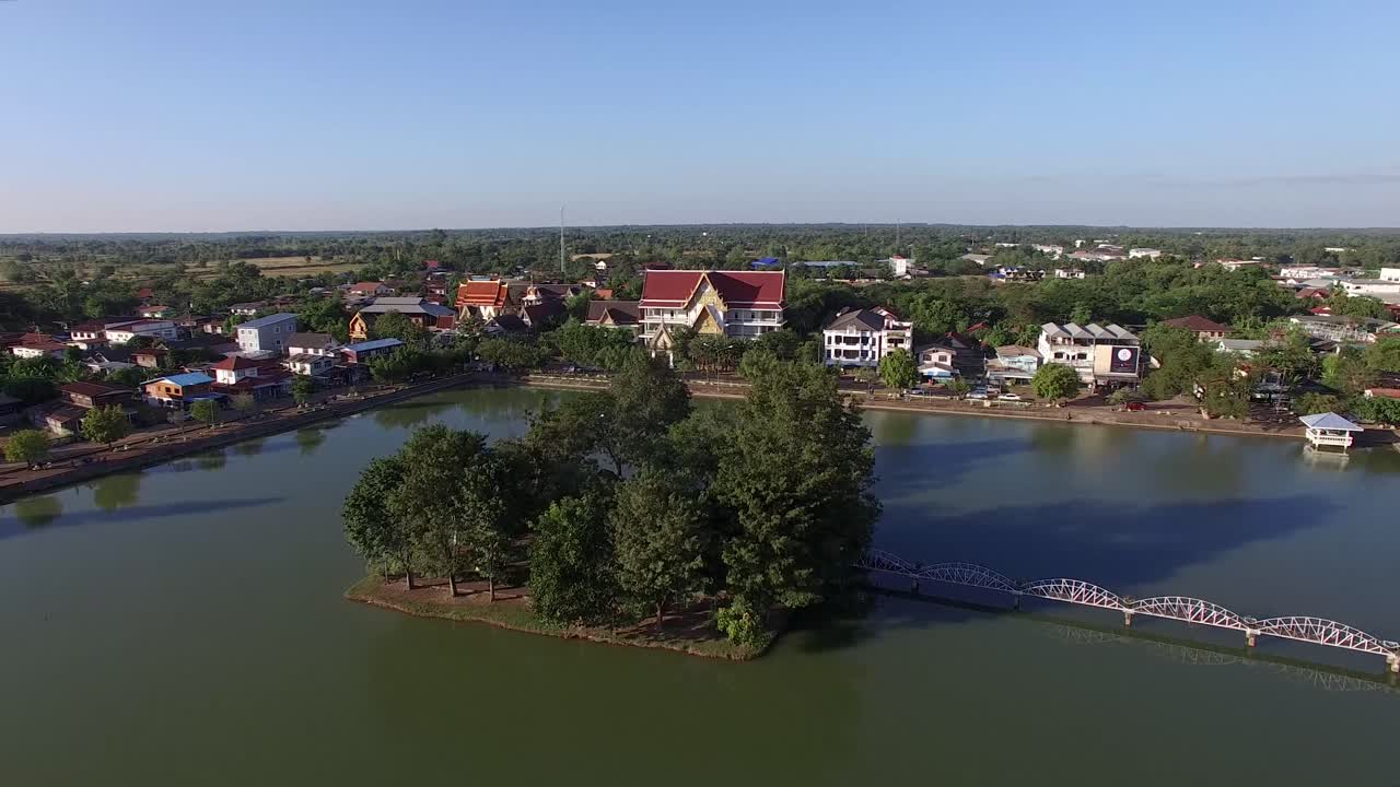 Flyfoto av Sakonnakon-provinsen, Thailand. Sakonnakon-sjøen, landemerke
