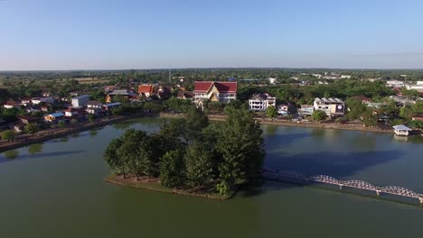 Toma-Aérea-De-La-Provincia-De-Sakonnakon,-Lago-Sakonnakon-De-Tailandia,-Punto-De-Referencia