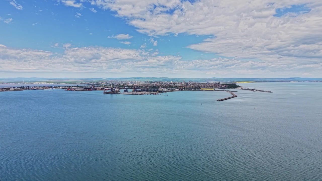 Vista di una città costiera e di un porto sotto un cielo nuvoloso di giorno.