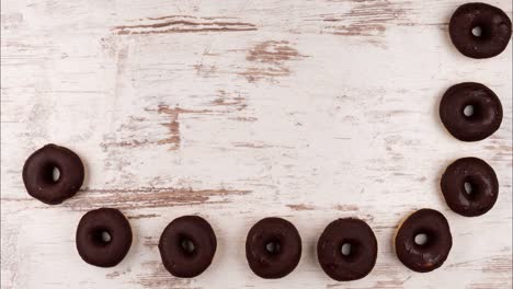detenga el movimiento de las rosquillas que corren a través de la mesa y se convierten en una sonrisa
