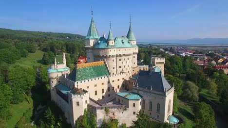 Una-Hermosa-Vista-Aérea-Del-Establecimiento-Romántico-Del-Castillo-De-Bojnice-En-Eslovaquia-1