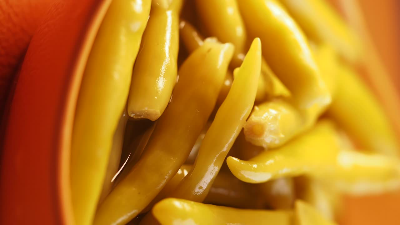 primer plano de pimientos amarillos encurtidos