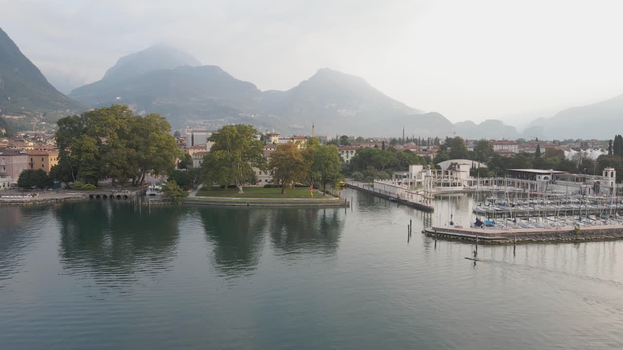 이탈리아 리바 델 가르다 호숫가