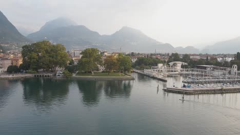 Italia,-Frente-Al-Lago-Riva-Del-Garda