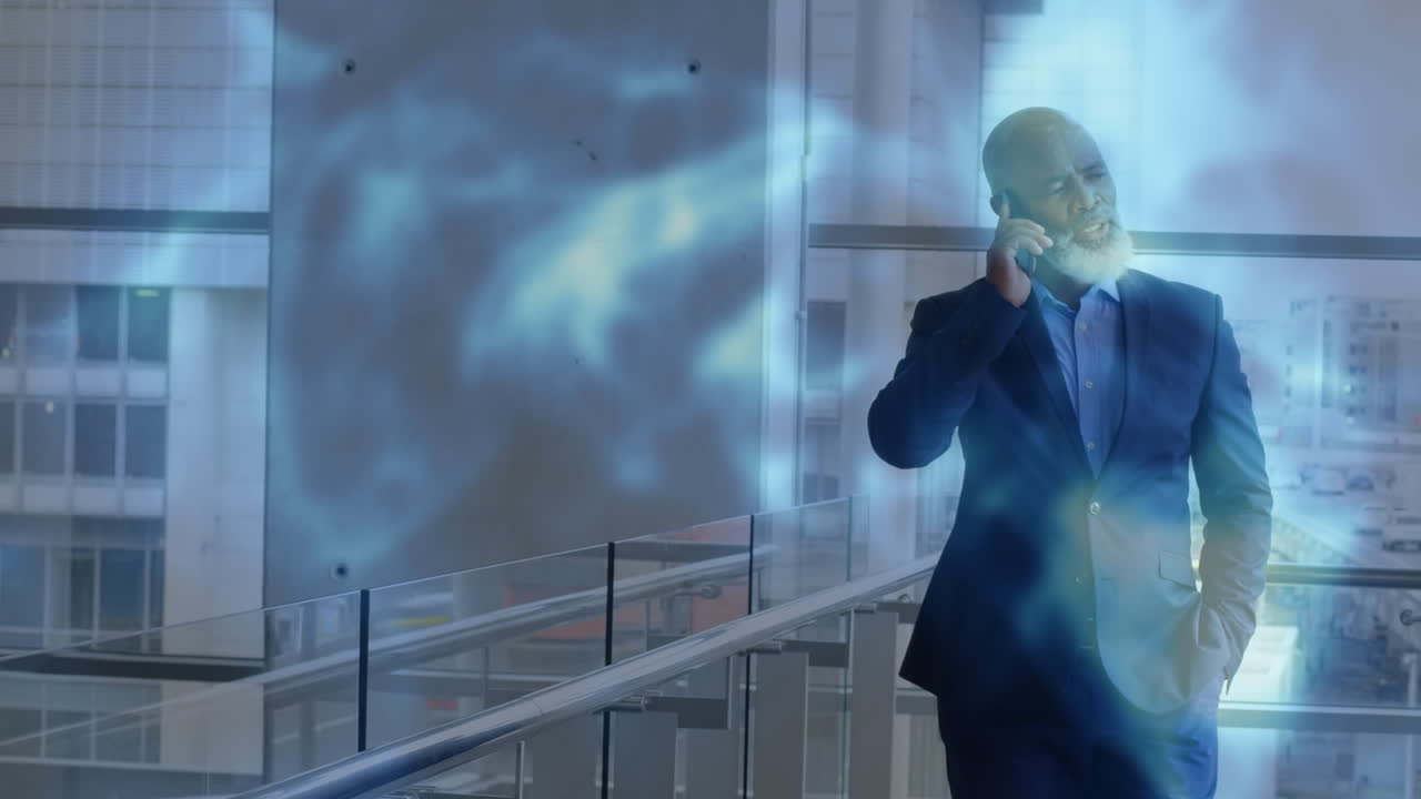 animación del globo y conexiones sobre empresario afroamericano que usa un teléfono inteligente