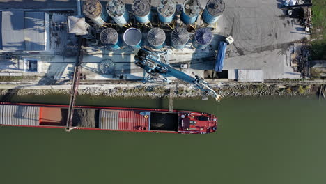 excavadora descarga gargo de barco a camión