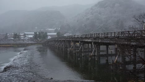 Alte-Hölzerne-Togetsukyo-Brücke-In-Arashiyama,-Kyoto