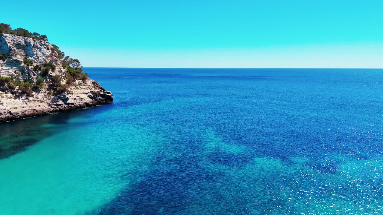 un disparo viajando en el azul profundo.