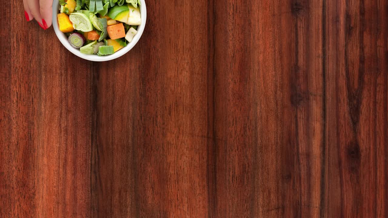 ofreciendo verduras picadas