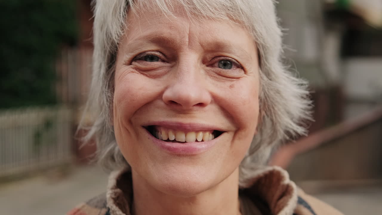 Ritratto di una donna anziana sorridente