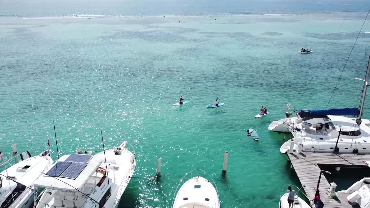 república dominicana - boca chica 2022 - disparo de drones acercándose a un grupo de turistas surfeando en un hermoso día soleado