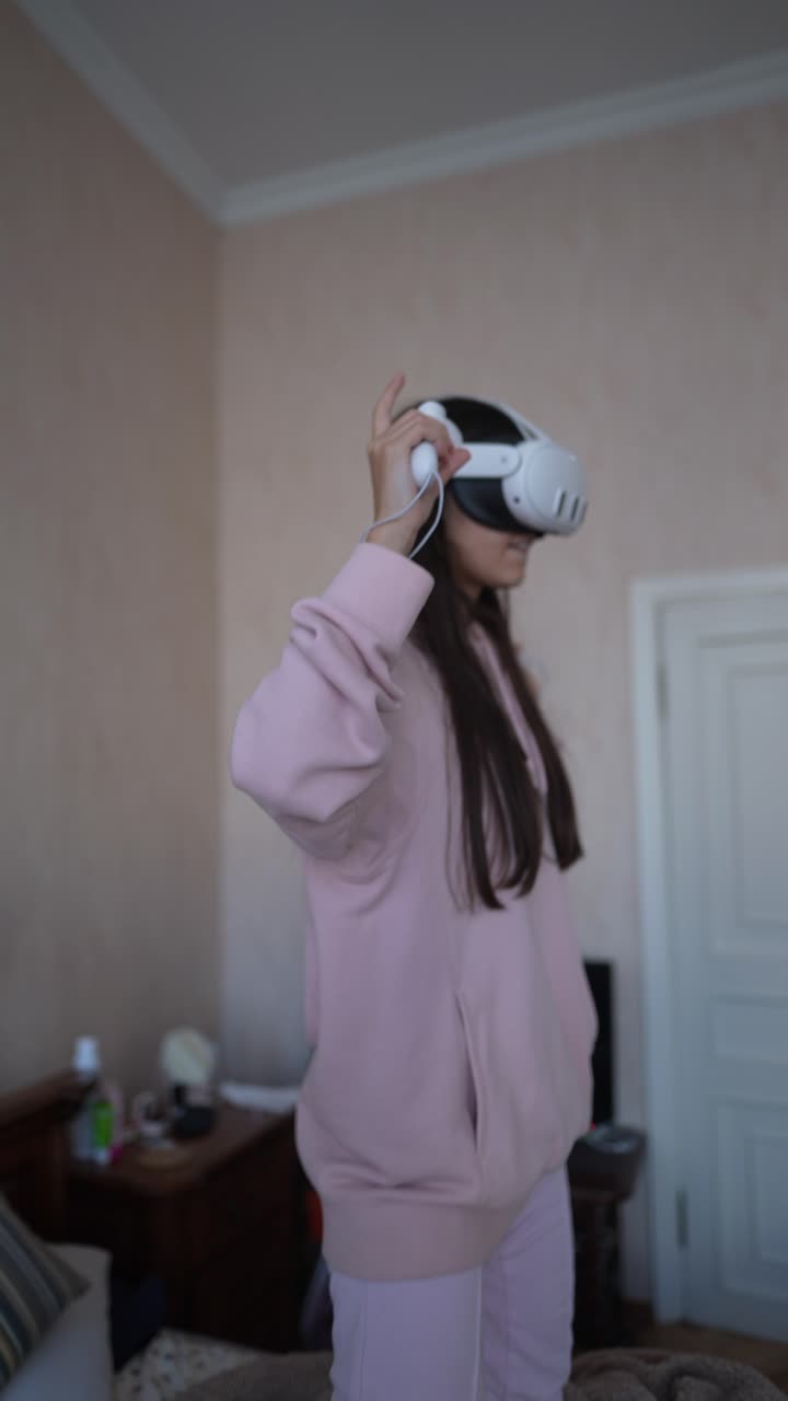 mujer jugando al juego vr en casa