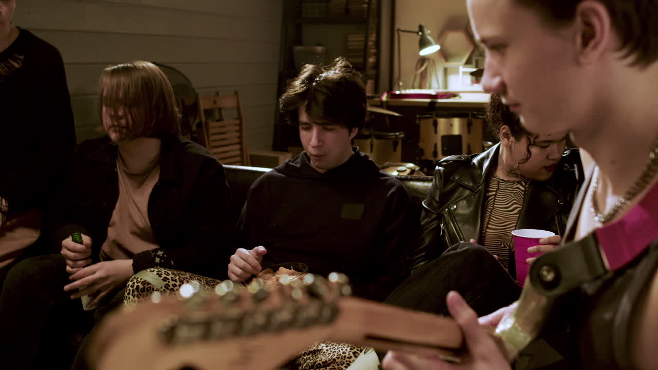 музыкант играет на электрогитаре в студии