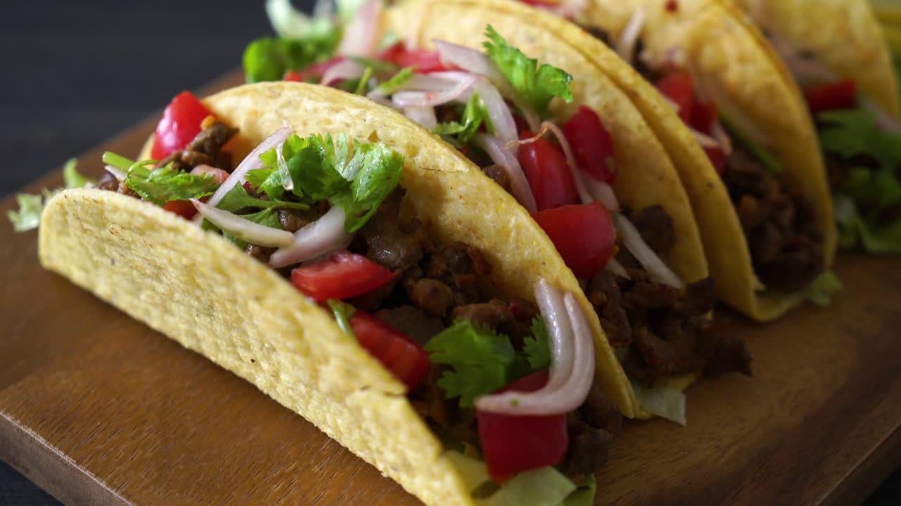 tacos con carne y verduras - estilo de comida mexicana