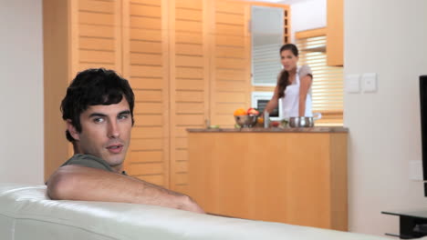 una pareja molesta discutiendo