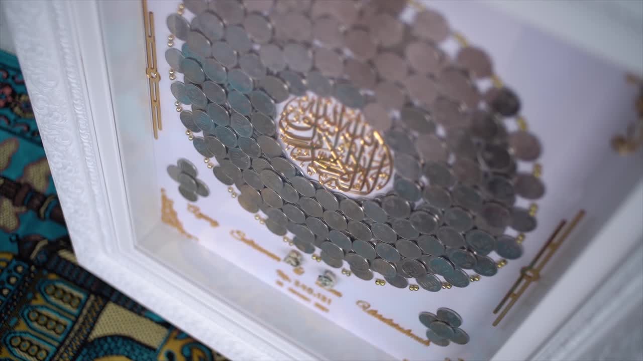 entrega de regalos o hantaran seserahan con monedas de dote en forma de dote de boda en el marco del novio a la novia