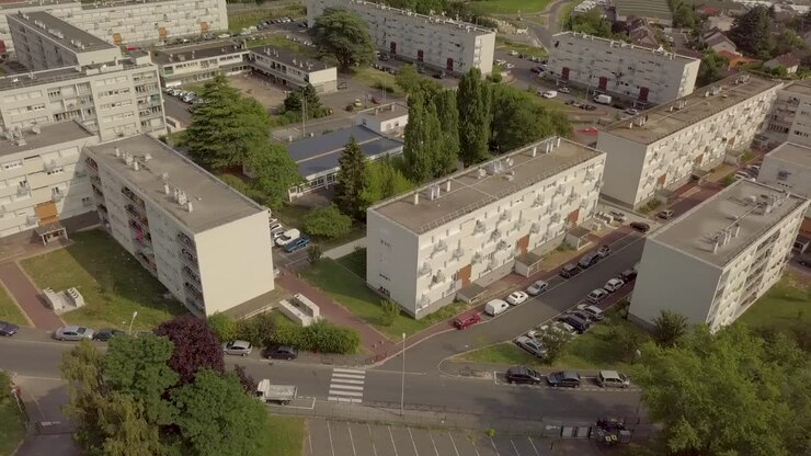 Frankrig, omkring Paris, droneudsigt over forstadsblokke.