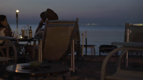 Pareja-En-Un-Café-Junto-Al-Mar