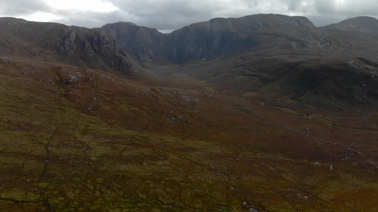Una vista aerea di un fiume che conduce a una montagna