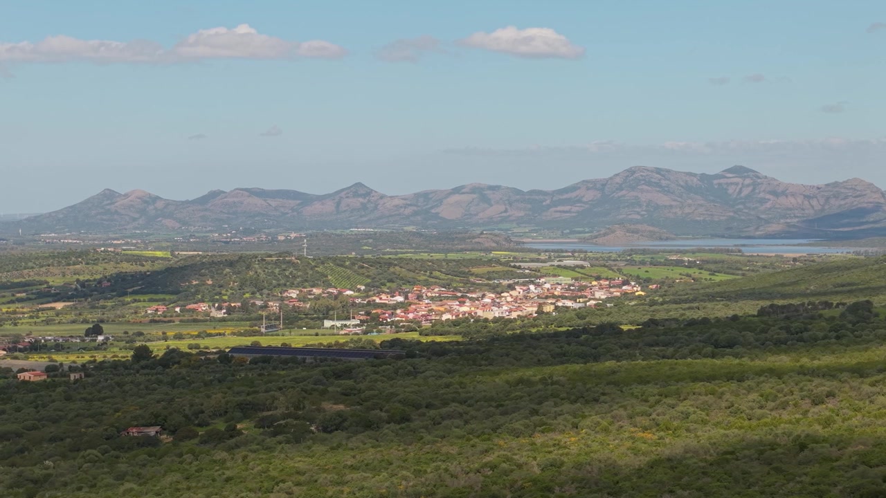 Veduta panoramica aerea di Masainas nella Provincia del Sulcis, Sardegna, Italia, che mostra la città rurale, la campagna circostante, le verdi colline e il paesaggio mediterraneo