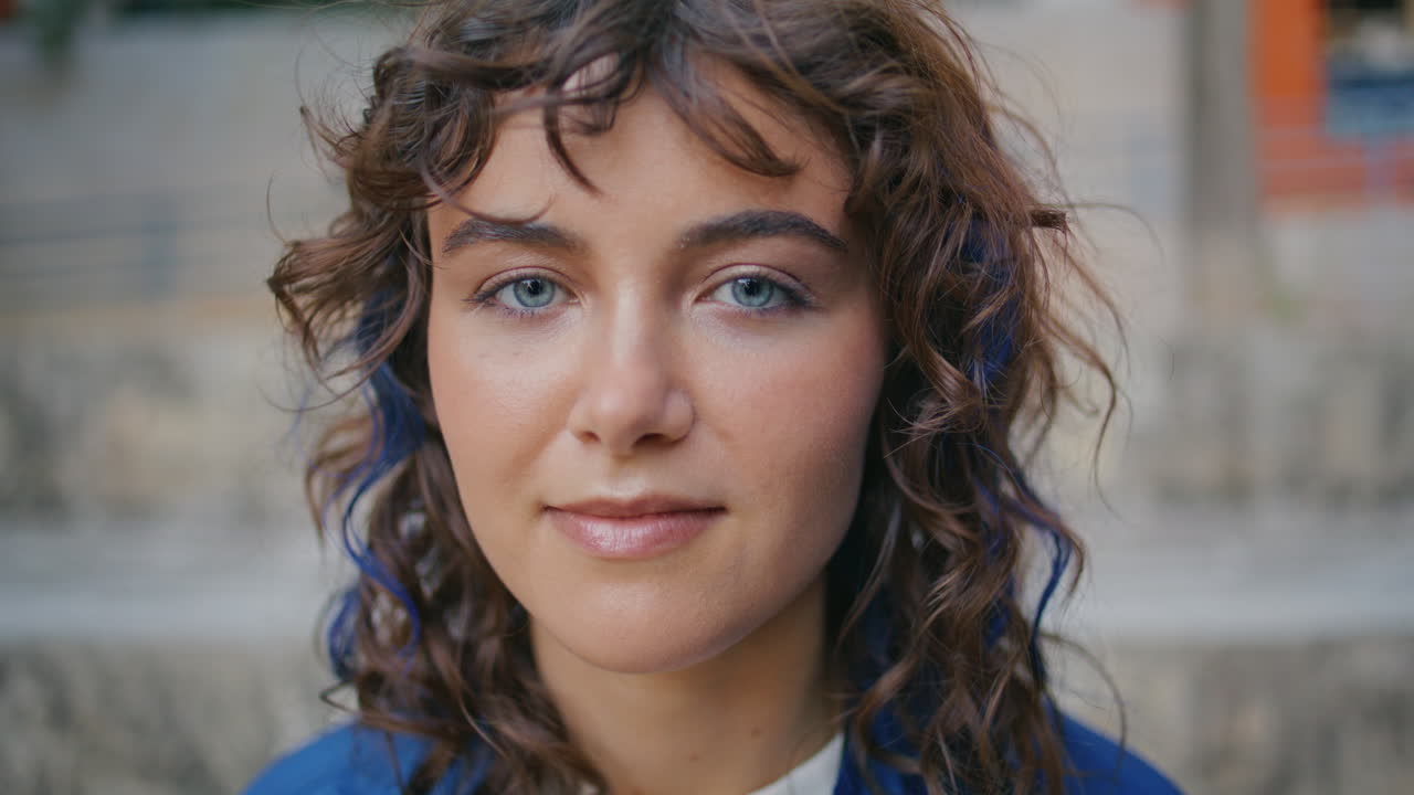 retrato de una mujer linda mirando la cámara en la calle. chica con cabello de color posando