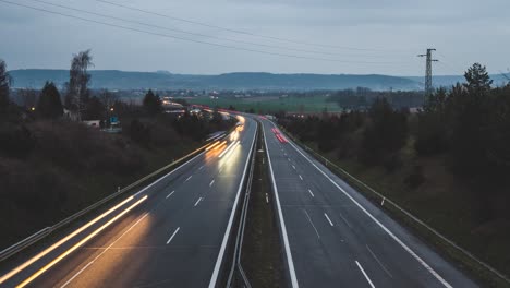 Zeitraffer-Des-Verkehrs-Auf-Der-Autobahn-Am-Abend---Schnellere-Version