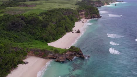 fotografía panorámica de pantai mbawana durante un día nublado, aérea