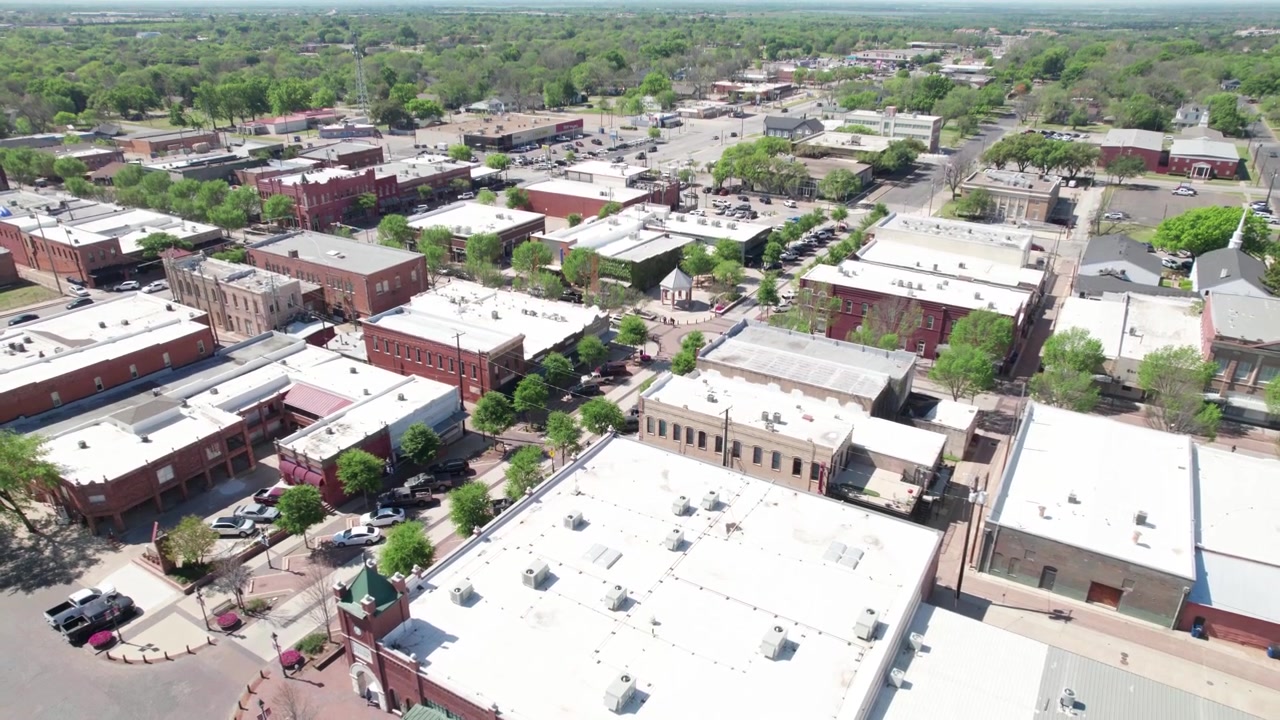 Video aereo di Ennis, Texas. La telecamera si alza vicino alla strada principale ed è rivolta approssimativamente a sud-ovest.