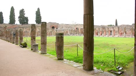 Ruinas-De-La-Famosa-Ciudad-De-Pompeya,-Italia